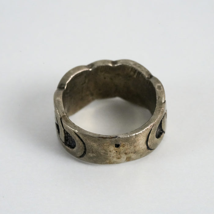 Vintage Silver-Tone Celtic Knot Band Ring with Black Accents