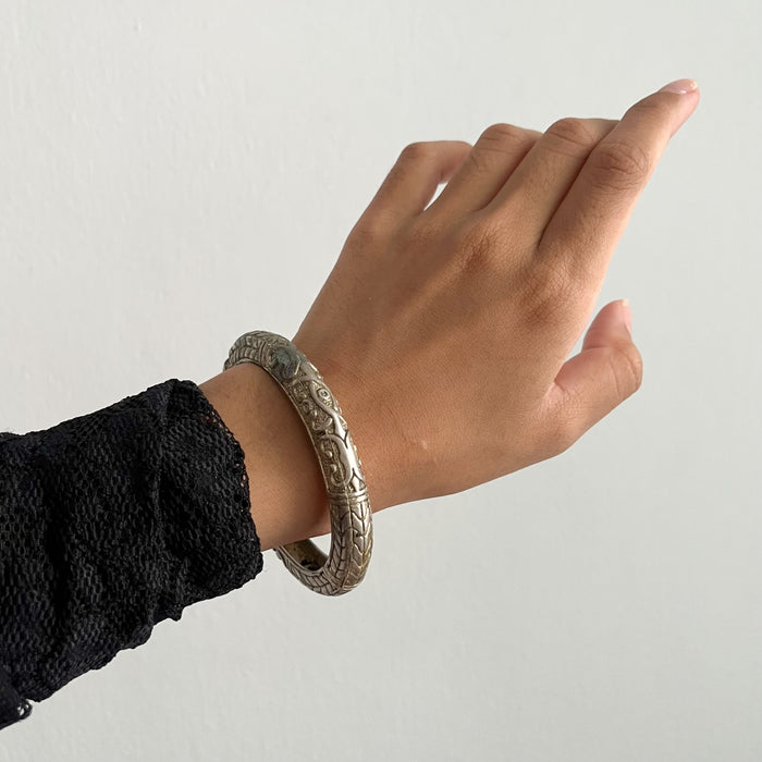 Vintage Floral Engraved Silver Bangle – Boho Statement Bracelet